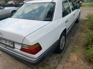 Image 9/18 of Mercedes-Benz 230 E (1987)