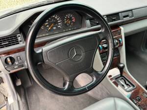 Imagen 46/100 de Mercedes-Benz 300 CE (1992)