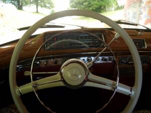 Image 28/43 of Mercedes-Benz 220 S (1957)