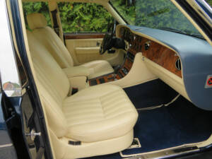 Image 6/19 of Bentley Brooklands R LWB (1997)