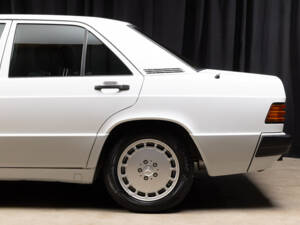 Image 27/78 de Mercedes-Benz 190 E 1.8 (1992)