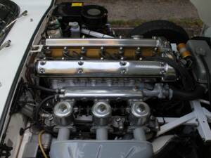 Image 15/18 of Jaguar E-Type 4.2 (1965)