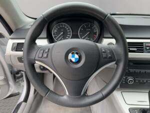 Bild 14/23 von BMW 320i (2009)