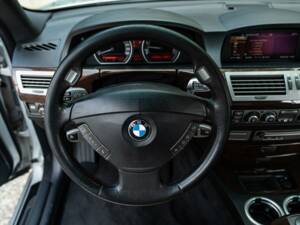 Bild 48/50 von BMW 745d (2005)