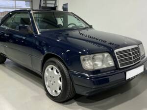 Imagen 6/23 de Mercedes-Benz 300 CE (1990)