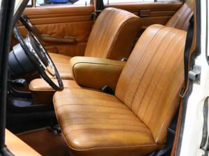 Image 10/15 of Mercedes-Benz 200 (1971)