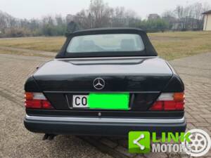 Image 4/9 de Mercedes-Benz 300 CE (1993)
