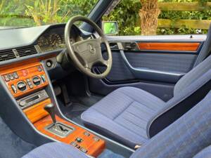 Image 35/36 of Mercedes-Benz 220 TE (1993)