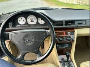 Bild 4/5 von Mercedes-Benz 300 CE-24 (1993)
