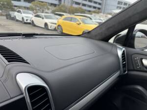 Bild 24/63 von Porsche Cayenne Turbo (2010)