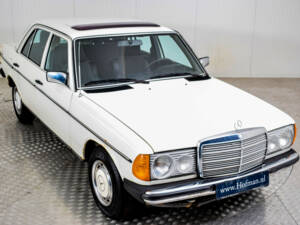 Immagine 35/46 di Mercedes-Benz 240 D (1982)