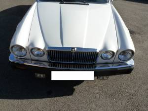 Image 7/36 of Jaguar XJ 6 4.2 (1984)