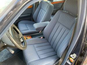 Image 80/149 of Mercedes-Benz 320 TE (1993)