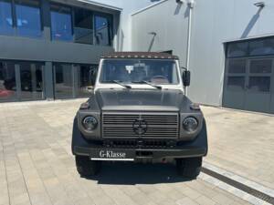 Image 2/33 of Mercedes-Benz 230 GE (LWB) (1990)