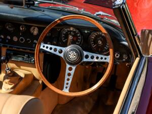 Image 16/27 of Jaguar E-Type (1968)