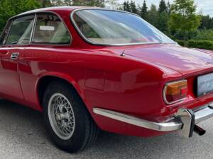 Image 4/13 de Alfa Romeo Giulia 1600 GT Junior (1973)