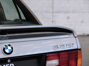 Image 12/22 de BMW 325i (1988)