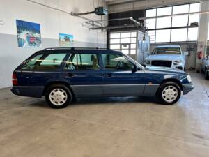 Bild 8/40 von Mercedes-Benz E 300 T 4MATIC (1994)