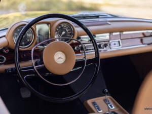 Immagine 33/61 di Mercedes-Benz 280 SE 3,5 (1971)