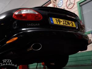 Image 12/50 of Jaguar XKR (2000)