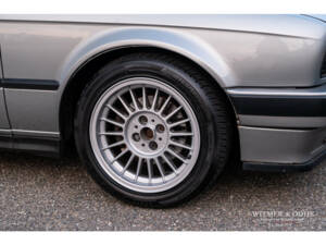 Image 35/50 de BMW 320i Touring (1989)