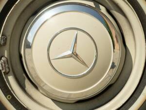 Image 23/50 of Mercedes-Benz 200 (1966)