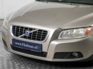 Bild 18/38 von Volvo V 70 2.4 (2007)