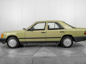 Image 9/50 de Mercedes-Benz 200 D (1986)