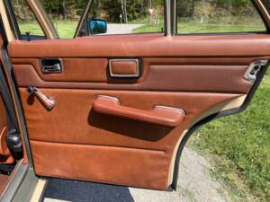 Image 33/49 de Mercedes-Benz 230&#x2F;4 (1974)