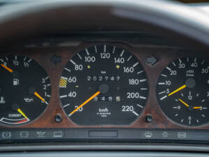 Image 25/66 of Mercedes-Benz 200 TE (1989)