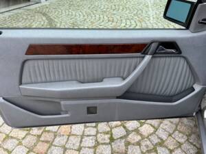 Imagen 33/100 de Mercedes-Benz 300 CE (1992)