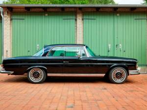 Image 2/188 of Mercedes-Benz 280 SE 3,5 (1971)