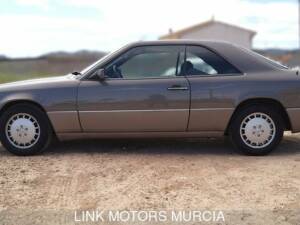 Immagine 7/10 di Mercedes-Benz 300 CE (1991)