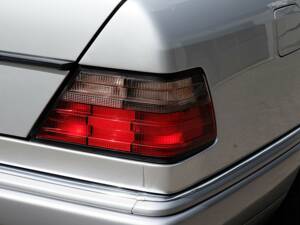Image 36/69 of Mercedes-Benz E 320 (1994)