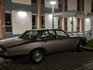 Image 2/13 of Jaguar XJ 6 4.2 (1985)