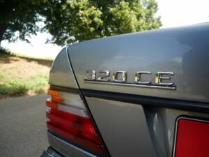 Image 4/50 de Mercedes-Benz 320 CE (1994)