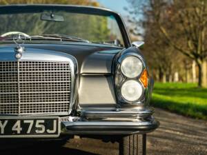 Image 28/50 de Mercedes-Benz 280 SE 3,5 (1971)