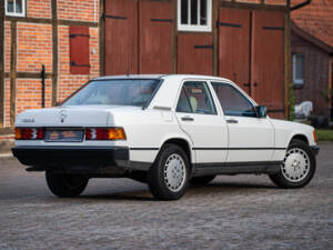 Image 13/42 de Mercedes-Benz 190 E (1984)