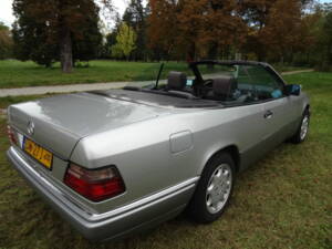 Image 3/6 of Mercedes-Benz E 200 (1994)
