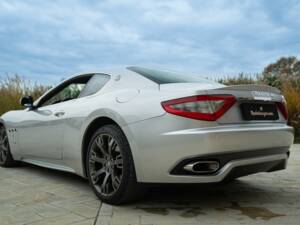 Image 13/50 of Maserati GranTurismo S (2009)