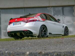 Image 3/7 of Alfa Romeo Giulia Quadrifoglio (2020)