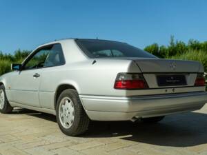 Image 14/50 de Mercedes-Benz E 200 (1995)