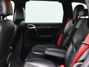 Image 66/75 of Porsche Cayenne GTS (2009)