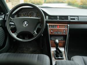 Image 41/50 of Mercedes-Benz 200 TE (1992)