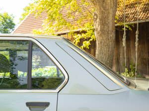 Image 22/63 of BMW 528i (1984)