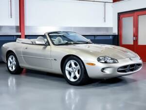 Image 1/7 of Jaguar XK8 4.0 (2000)