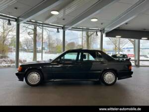 Image 13/28 de Mercedes-Benz 190 E 2.5-16 (1990)