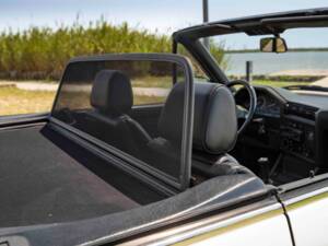 Image 31/70 of BMW 320i (1990)