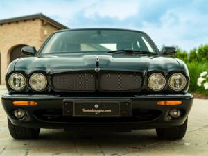 Image 11/50 of Jaguar XJR 4.0 (2000)