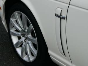 Image 25/50 of Jaguar XJ 8 4.2 (2008)